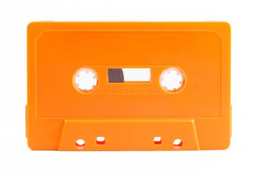 Boş parlak yansıtıcı turuncu renkli neon renkli eski ses kaseti, beyaz üzerine izole edilmiş nesne, antika renkli analog müzik karışımı kaset ön görünüm, boş etiket, kopyalama alanı