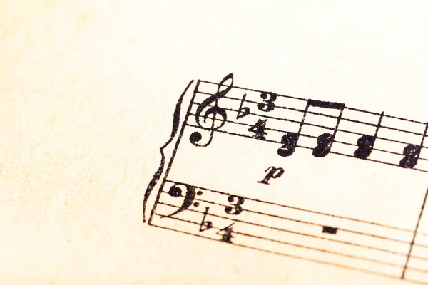 シンプルな音楽表記 印刷されたノート トレブルとベースのクリーフとシンボルが閉じます クラシック音楽の抽象的な背景 コピースペース 古い羊皮紙 紙のテクスチャ 単純な書き込みメロディー — ストック写真