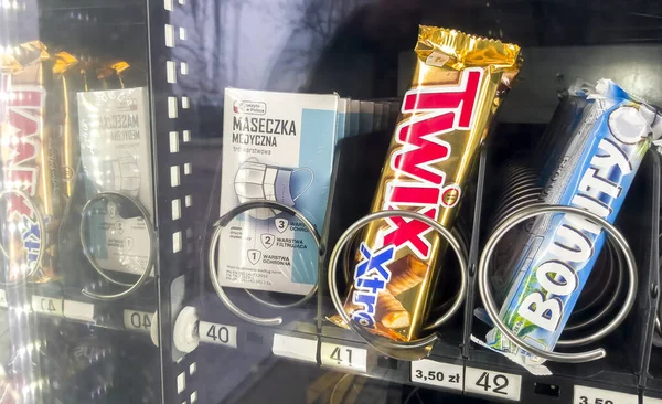 Beschermende Drie Lagen Medische Gezichtsmasker Een Voedsel Automaat Naast Snacks — Stockfoto