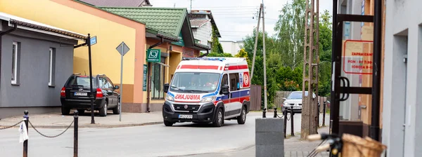 Ambulância Polonesa Dirigindo Pelas Ruas Cidade Pequena Transporte Médico Carro — Fotografia de Stock