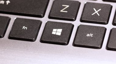 Microsoft Windows 10 OS anahtarı modern bir dizüstü bilgisayar klavyesinde, makro, yakın plan. Windows işletim sistemi logosu, gümüş netbook klavyesinde sembol, yakından