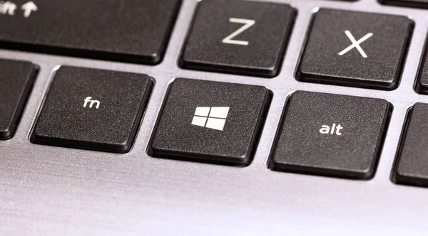 Microsoft Windows 10 OS anahtarı modern bir dizüstü bilgisayar klavyesinde, makro, yakın plan. Windows işletim sistemi logosu, gümüş netbook klavyesinde sembol, yakından