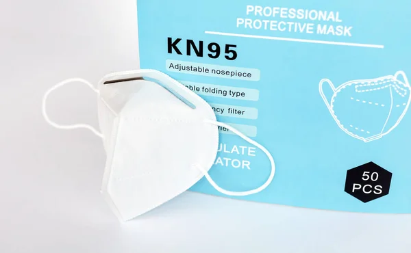 Máscara Médica Protectora Blanca Profesional Kn95 Sola Con Filtro Lado Imagen de stock