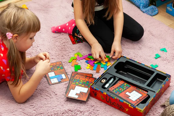 Dos Niñas Edad Escolar Jugando Juego Ubongo Juntas Actividades Familiares Imagen de archivo