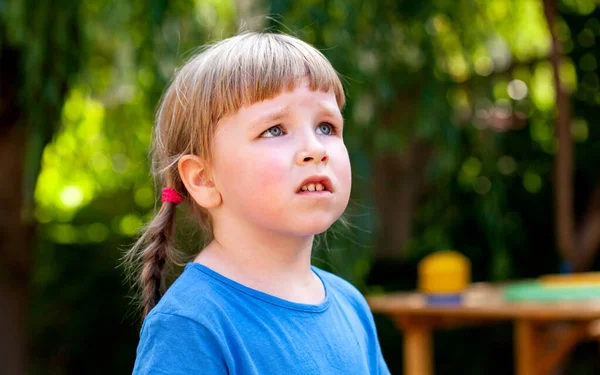 Niño Preocupado Niña Ansiosa Edad Escolar Mirando Hacia Arriba Retrato Imagen de stock