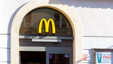 McDonalds Restoran tabelası, marka sembolü, logo yakın çekim, ön cephe McDonald 's fast food restoranı, dış, Krakow, Florianska