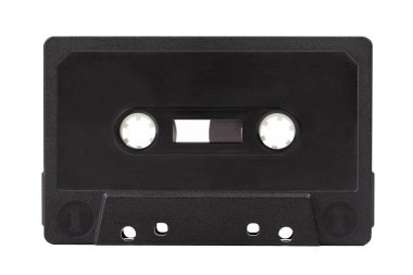 Eski siyah boş basit eski ses kaseti, beyaz arkaplanda izole edilmiş nesne, kesildi. Düz plastik müzik kaseti, modası geçmiş medya, ses veri taşıyıcı teknoloji konsepti