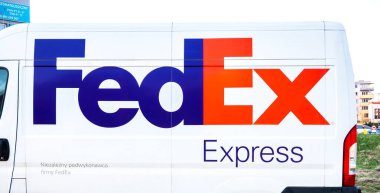 FedEx Express şirketi logosu teslimat minibüsü, yan görüş, yakın çekim, kimse yok. FedEx marka kamyon sembolü, paket teslimat arabası, Fedex paket teslimat servisi.