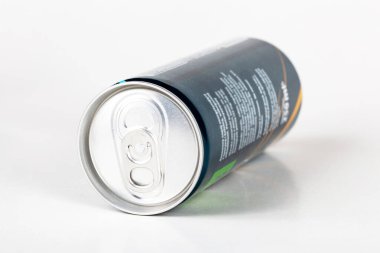 Ev içeceği, basit karbonatlı enerji içeceği 250 ml 'lik konserve kutusu, tek bir nesne. Kafeinli enerji içecekleri, meşrubat konsepti, içecek kutusu, hiç kimse