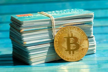 Altın Bitcoin para ve bir yığın eski kredi kartı, bir sürü banka kartı. Kripto para birimi engelleme zinciri dağıtılmış dijital varlık, nakitsiz dünya işlemleri soyut kavram, hiç kimse. Bitcoin desteği
