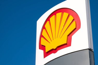 Royal Dutch Shell benzin istasyonu paravan sembolü. Yakından imzala, Shell markasının logosunu kapat. Petrol ve gaz şirketi, dünya çapında gaz, petrol dağıtıcısı.