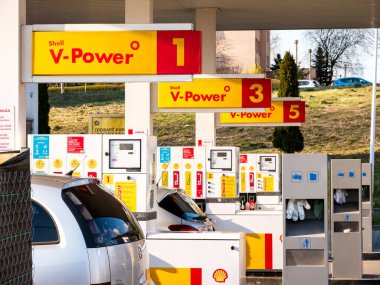 Royal Dutch Shell benzin istasyonu, yakıt ikmali, benzin pompaları, Shell V-Power. Benzin, benzin endüstrisi, ekonomi editörlüğü, hiç kimse.