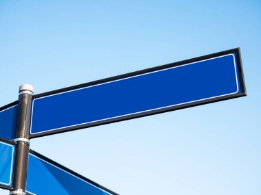 Boş mavi şehir sokak levhası, rehber direği, içinde metin için boşluk olan işaret levhası, temiz mavi gökyüzü, hiç kimse. Şehir sokak adı basit yol işareti, kılavuz nesne ayrıntısı, yakın plan, boşluk kopyala