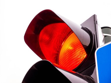 Trafik ışıkları, tek bir kırmızı ışık yanıyor, aşırı yakın çekim, detay, ulaşım, geçiş duruşu, trafik sıkışıklığı, araç stop sinyal sembolü soyut konsept, hiç kimse, sinyal lambaları yakın, gün ışığı