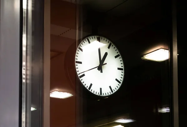 Une Seule Horloge Rétro Éclairée Sur Quai Sombre Gare Détail — Photo