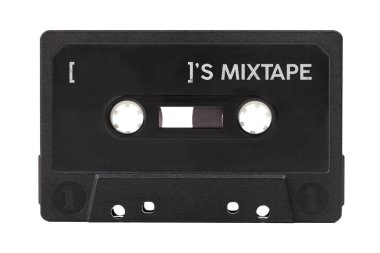 Boş siyah boş ses kaseti, kişisel karışık kaset, kişiselleştirilmiş medya çalma listesi, müzik dj karışık teyp konsepti, beyaz üzerine izole edilmiş nesne, kesme. İsim, yaka kartı, eski kaset şablonu için yer