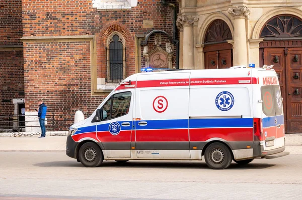 Krakow Polen Polsk Ambulans Med Sirener Väg Kör Genom Krakow — Stockfoto