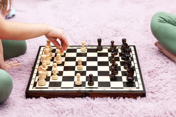 Dos Niños Anónimos Irreconocibles Edad Escolar Niñas Jugando Ajedrez Habitación — Foto de Stock