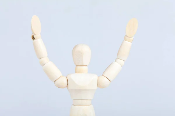 Dřevěná Figurka Panenka Muž Vzdávající Nebo Oslavující Vrhající Ruce Vzduchu — Stock fotografie