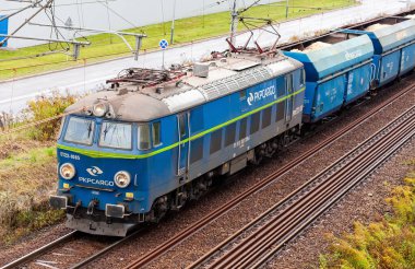 Krakow, Polonya, PKP kargo trenini cilala ön cephe, demiryolu ulaşımı ve lojistik soyut kavram. Yük treni hareket ediyor, elektrikli lokomotif aracı