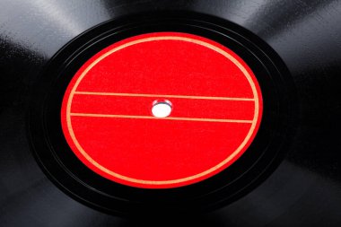 Kırmızı klasik plak boş etiketi yuvarlak isim etiketi yakın plan nesne ayrıntısı, kopyalama alanı. Müzik albümü şarkı adı şablonu, stil kırmızısı vinil disk merkezi kısmı yakından. Basit bir antika vinil.