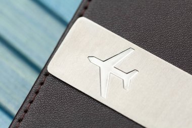 Metal oymalı uçak işareti, premium uçak sembolü makro, detay, nesne aşırı yakın çekim, hiç kimse. Uçmak, hava taşımacılığı, ulaşım araçları basit soyut kavramlar. Uçak biletleri, birinci sınıf.