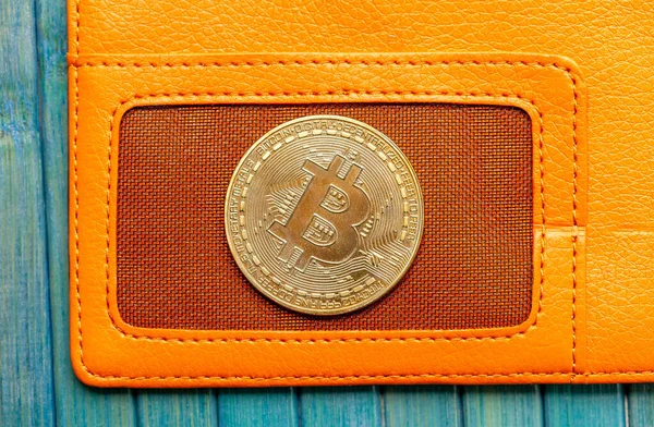 Solo Símbolo Moneda Oro Bitcoin Que Encuentra Una Elegante Billetera — Foto de Stock