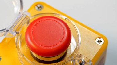 Kırmızı acil durdurma düğmesine temiz koruyucu koruma kapağı açık muhafaza, makine kontrol panelinde endüstriyel mantar anahtarı, güvenlik kapatma cihazı kapatma ayrıntısı, acil durum soyut kavramı