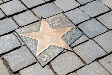 Opole, Polonya, Polonyalı ünlü Maryla Rodowicz ünlü söz yazarı ünlü yıldız yürüyüşü şehir meydanında kaldırıma gömülü, bronz işlemeli imza, yakın çekim
