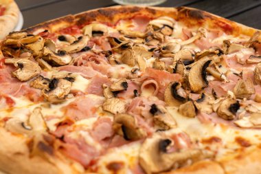 Mantar ve jambonlu pizza yakın çekim, eritilmiş mozzarella, kavrulmuş kabuk fırından yeni çıkmış italyan yemeği, bol malzemeli kırsal ince hamur, restoranda pizza yemeği, hiç kimse