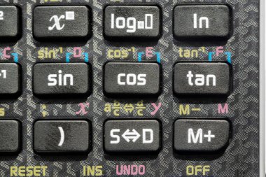 Trigonometri tuşlarına sahip bilimsel hesap makinesi makrosu sin cos tan düğmeleri, matematik fonksiyonları için sembolleri gösteren desenli siyah panel kök eğitim ve mühendislik hesaplamaları nesne kapatma ayrıntıları