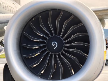 Ticari uçak motorlu türbin pervane pervanesinin ön görüntüsü havaalanı pistinde ön çekim, modern uçak havacılık teknolojisi tam çerçeve, yolcu uçağı bakım konsepti