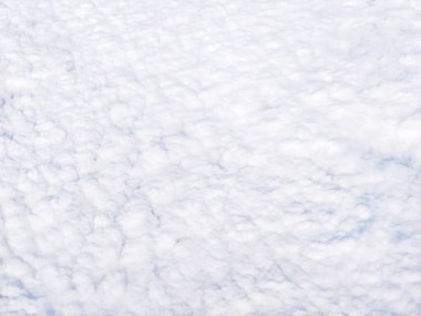 Çok yumuşak beyaz bulutlu arka plan, uçak penceresinden bulutların üstündeki yüksek irtifa hava görüntüsü, kabarık stratocumulus bulut katmanı tam çerçeve dokusu, fotokopi alanı olan rüya gibi minimal gökyüzü duvar kağıdı