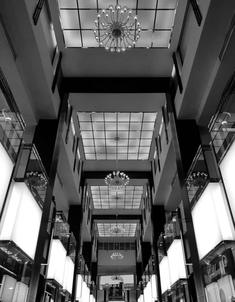 Mimari monokrom fotoğrafçılığının net çizgileri