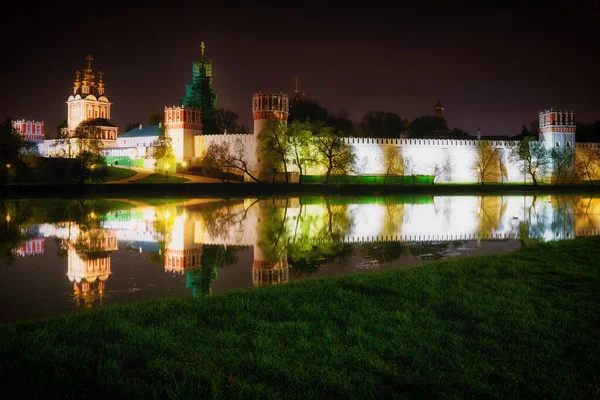 Manastırın gölde yansıması olan gece fotoğrafı.
