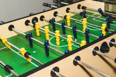 Masa futbolu. Oyun oyuncuları yaklaşıyor. Futbol hayranları için eğlenceli bir oyun.