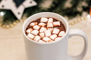Bir Noel ağacının arka planında kakaonun içinde şekerlemeler.
