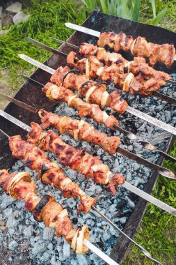 Kebaplar şişte kızarır. Terbiye edilmiş et kömürle pişirilir..