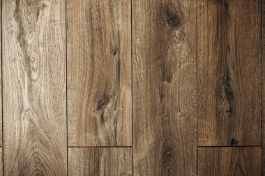 İç kısımda kahverengi ahşap panel dokusu.