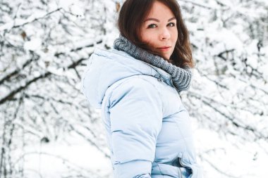 Çıplak ipek dokusu. Saten narin pudralı parlak kaplama, tasarımcılar için güzel bir zemin.