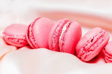 İpek masa örtüsü üzerinde Fransız usulü kurabiye..