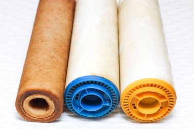 Üç tane değiştirilebilir kullanılmış su filtresi. Ters osmoz suyu filtrelemek için değiştirilebilir kirli filtreler.