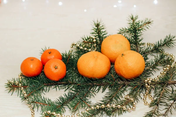 Clementinas Mandarinas Una Rama Abeto Sobre Fondo Navideño —  Fotos de Stock