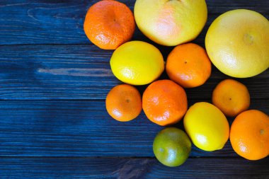 Ahşap bir arka planda turuncu greyfurt, mandalina