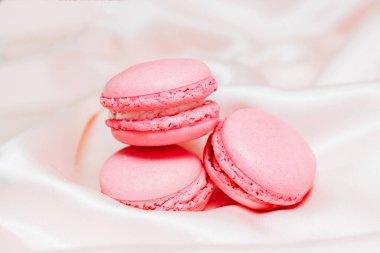 İpek masa örtüsü üzerinde Fransız usulü kurabiye.