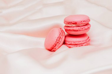 İpek masa örtüsü üzerinde Fransız usulü kurabiye..