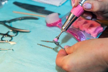 Donanım manikürü için profesyonel yönlendirici için nozların cilalanması.