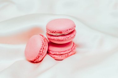 İpek masa örtüsü üzerinde Fransız usulü kurabiye..