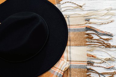 Siyah şapkalı ve sonbahar eşarplı yassı.