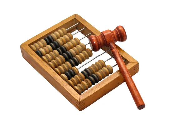 判罚时使用法官的铁锤隔离木制算盘 — 图库照片